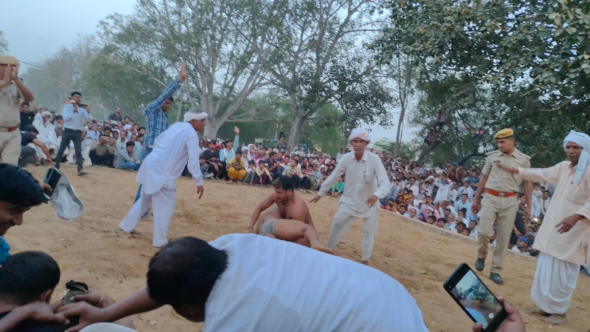 tribalvoice99's tweet photo. अपनेपन और सुकून की छांव, हम सबका अपना गांव !!

#TheVillage #TribalFestival #Randukadi #Khandeep #SawaiMadhopur #20March2022 #Kushti https://t.co/q0PQZfiz77