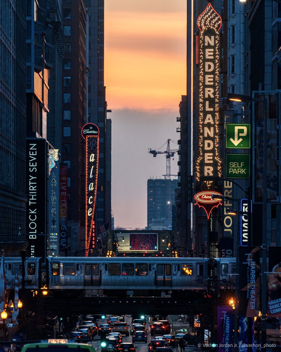 vashon_photo's tweet photo. Night falls on the first day of Spring in Chicago. #Chicagohenge #ilwx https://t.co/T3px5yj3bm
