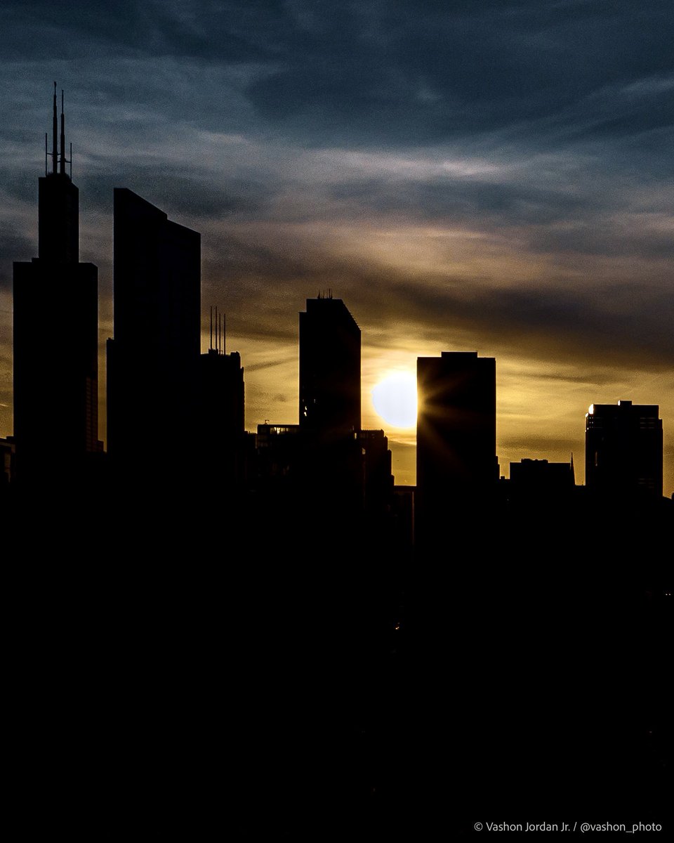vashon_photo's tweet photo. Night falls on the first day of Spring in Chicago. #Chicagohenge #ilwx https://t.co/T3px5yj3bm