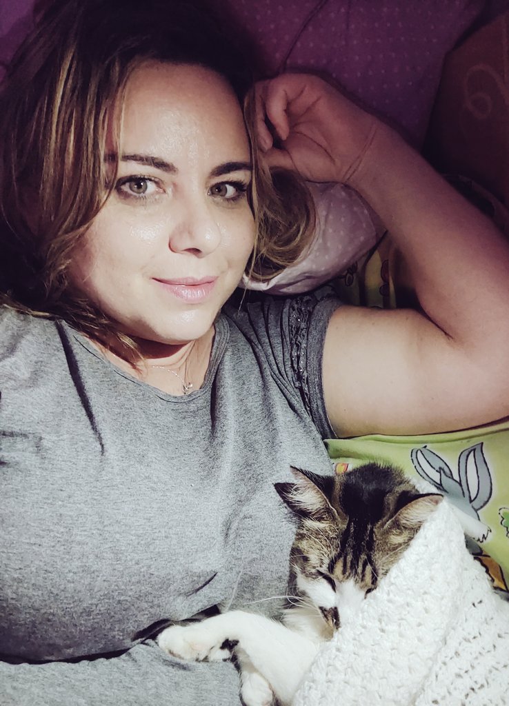 priscilagrandhi's tweet photo. Tá aí um dos motivos que eu prefiro o frio... Os gatos correm pra cama! 😍 #Cat #gatos #vemfrio #spdagaroa https://t.co/3l9MAK8FKH