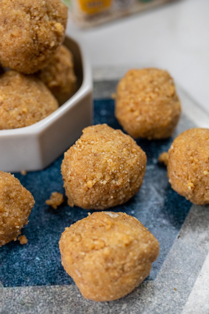 SmartbiteSnacks's tweet image. If you like #Raffaello by Ferrero Rocher, you are going to 𝗟🥥𝗩𝗘 these healthy, #coconut energy bites made with 8 #vegan + #wholesome ingredients. ⁣
⁣
Ready your food processors, friends. 😜 Let’s make the tastiest snack on the block!⁣

Recipe: bit.ly/healthy-Raffae…