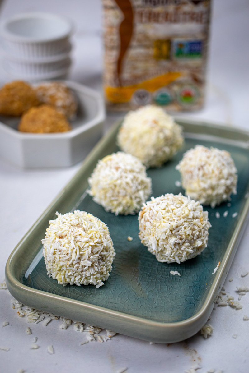 SmartbiteSnacks's tweet image. If you like #Raffaello by Ferrero Rocher, you are going to 𝗟🥥𝗩𝗘 these healthy, #coconut energy bites made with 8 #vegan + #wholesome ingredients. ⁣
⁣
Ready your food processors, friends. 😜 Let’s make the tastiest snack on the block!⁣

Recipe: bit.ly/healthy-Raffae…
