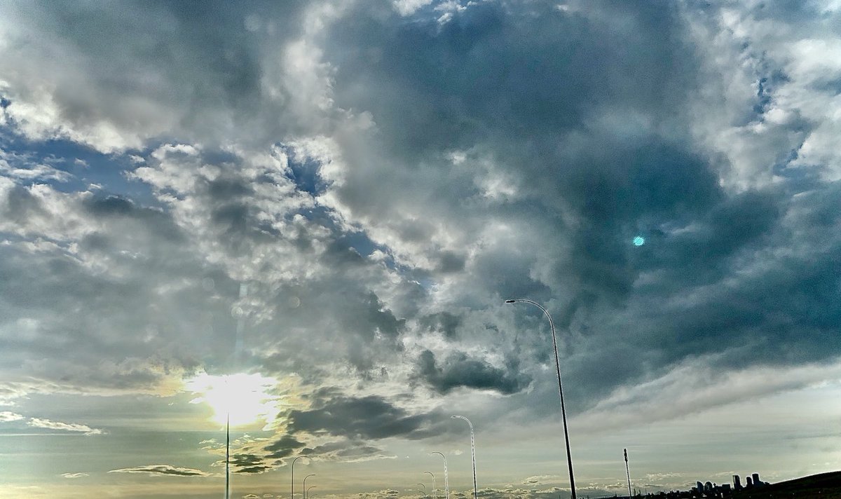 LeelaAheer's tweet photo. Hello beautiful Alberta! You make me smile! #albertablueskies #IloveAlberta #lucky #Edmontonbound https://t.co/k1QKBLmtCk