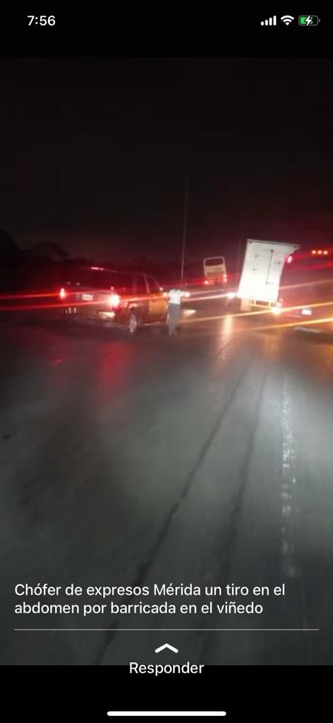 Esta madrugada, vía Puerto Lacruz fue atracado un autobús de Expresos Mérida, control 149. Uno de los conductores, al de SC, recibió un disparo que le perforó el intestino. La modalidad fue colocar barricada. Atracaron a todos los pasajeros.