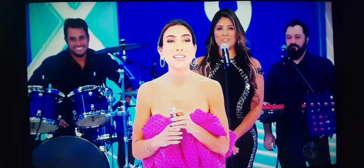 As coisas ta tão difíceis 
que ate a Patrícia abravanel foi apresentar o progama com a coixa da cama 🤦‍♂️