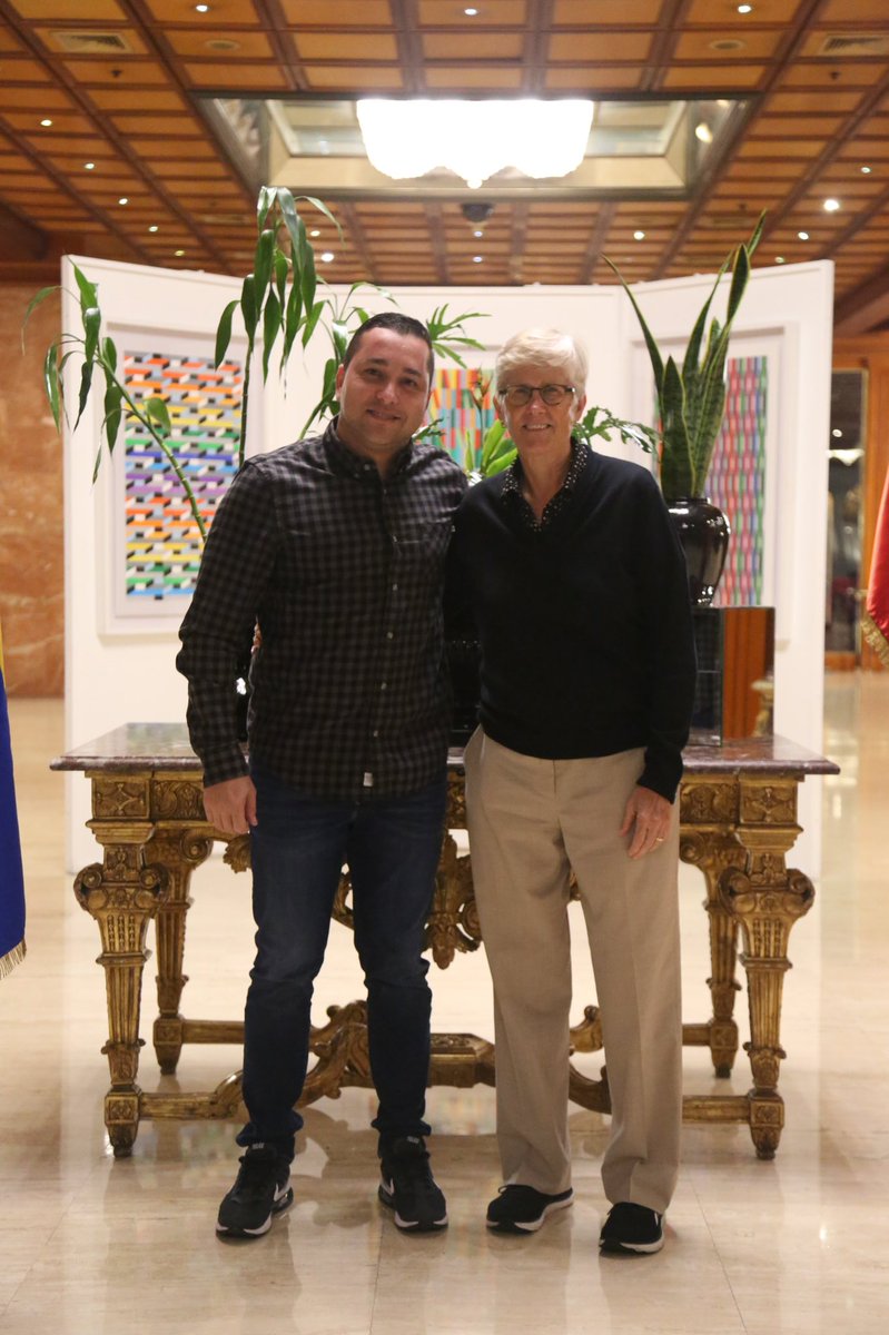 HanthonyCoelloB's tweet photo. Es un honor para mí recibir a la primera presidenta de FIBA Ámericas, Carol Callan. 🏀🌺

Durante su estadía desarrollará una agenda para el avance del baloncesto venezolano y nos acompañará en el inicio al Torneo #FIBAU18Sudamericano.

¡Bienvenida a Venezuela, Presidenta! 🤝 https://t.co/gPAcwEOQIf
