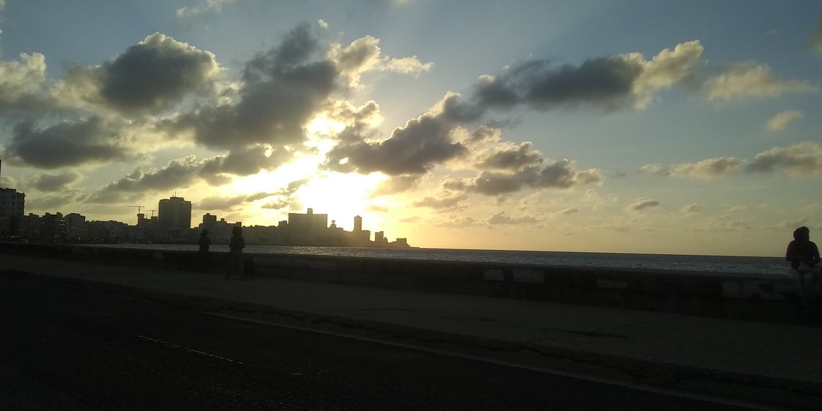 No puedo dejar de fotografiar #LaHabana desde el #Malecon a esta hora. La contraluz provoca un efecto mágico... #CubaVive también es sus espacios. #BienalDeLaHabana #IzquierdaUnida