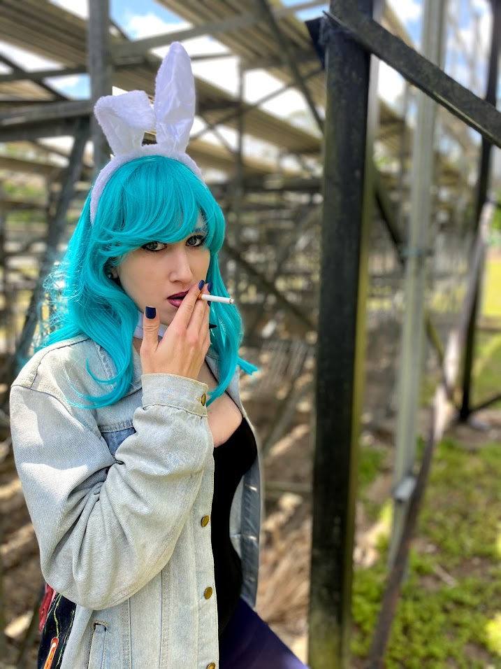 BulmaBug's tweet photo. Hey Homeboy, meet me behind the bleachers. #bunnybulma #smokebreak https://t.co/k7Wxk6THox