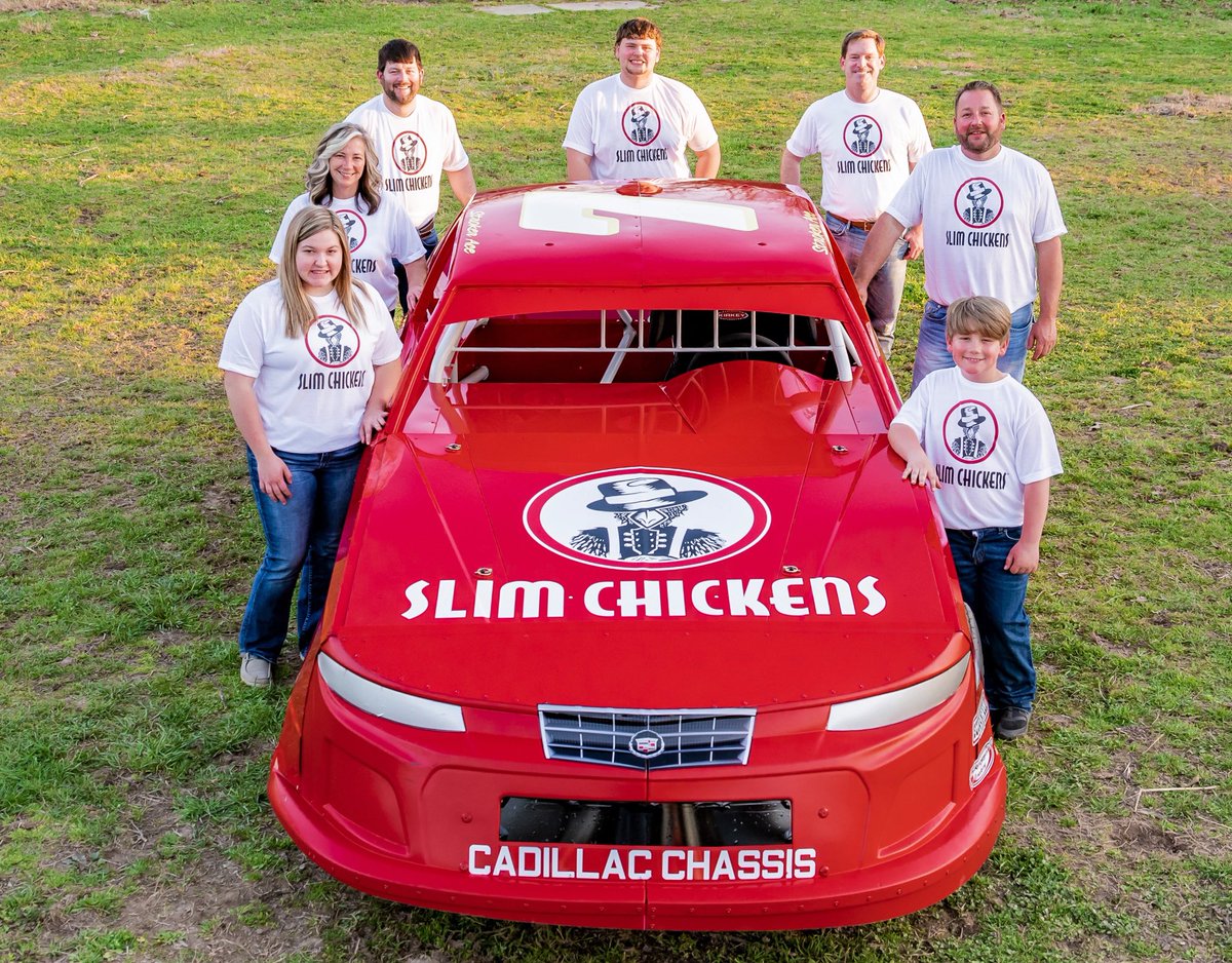 peytontaylor01's tweet photo. Big day for @Andrews_Auto_01  as we unveiled a new partnership with @slimchickens for the 2022 race season at the @BristolDirt Nationals!!!!🤟🏼🏁🏆 https://t.co/sPce0pA9fG