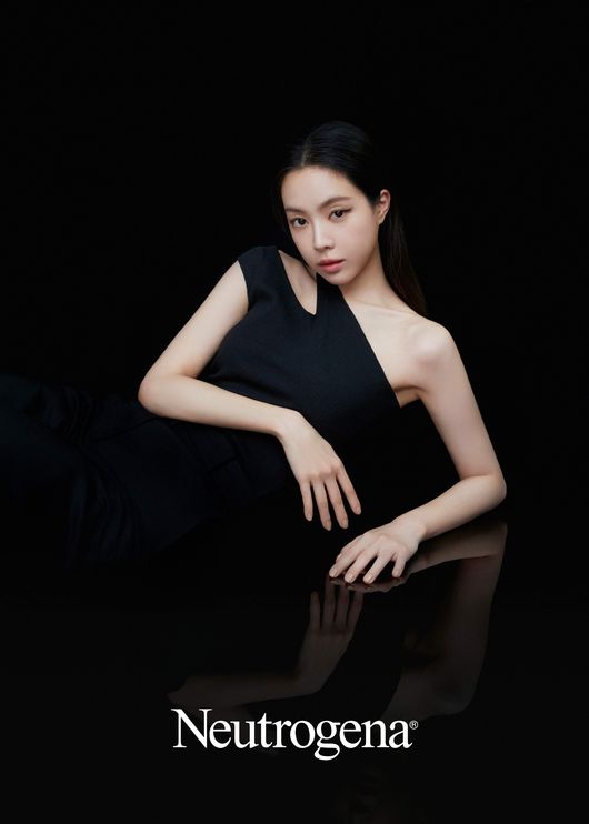 snesources's tweet image. how can she be this beautiful???