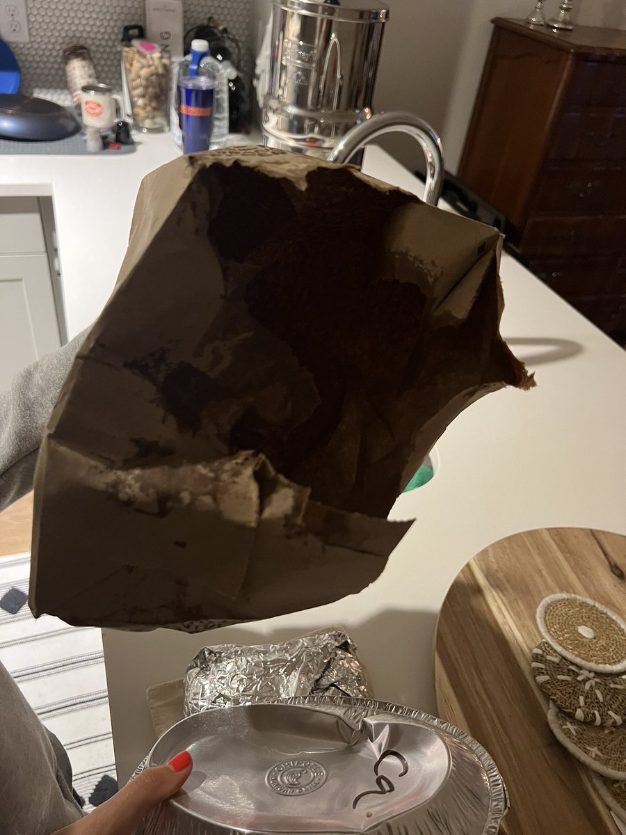 Dburkink's tweet photo. Even better when your @ChipotleTweets bag rips open and you don’t get to eat the food you bought. This would never happen at Taco Bell. https://t.co/LWLwhj5vhJ