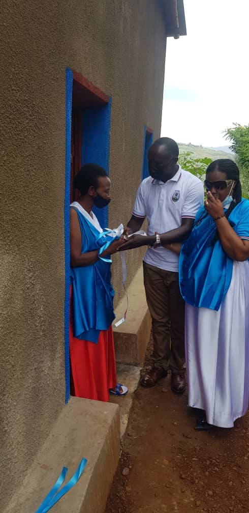 HeritierRW's tweet photo. Mu Karere ka @rulindodistrict Mu murenge wa Shyorongi/Bugaragara Habaye igikorwa cyo kwacyira Abanyamuryango bashya @rpfinkotanyi ,Ibirori byitabiriwe n'abayobozi mu nzego zitandukante,byabimburiwe no gutaha inzu yubatswe n'Urugaga rw'Abagore rushamikiye kuri FPR.

#HitamoNeza https://t.co/SxxpKVN5eO