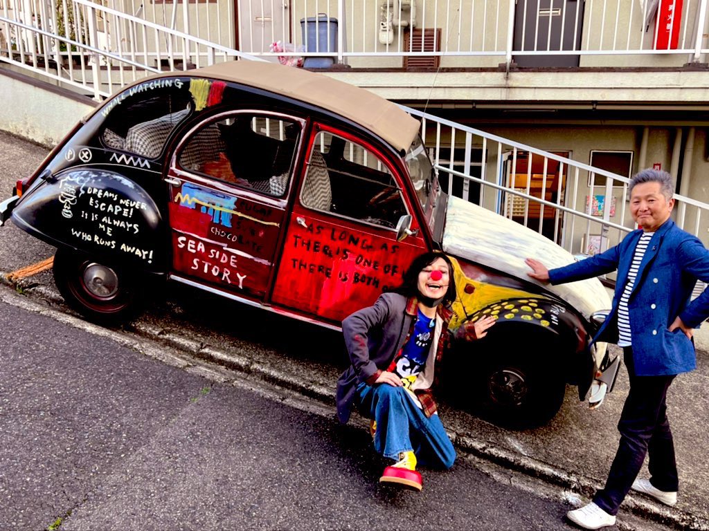 CarsCoffee2's tweet photo. モーリーの個展に行ってきました。
画力も増して迫力ある道化師たちに感動しました。
ミッシェル&amp;モーリー🌻
にしても旧車には過酷過ぎるこの坂道駐車、、
 #ダイチモリのサーカス展 https://t.co/i0x55Qc9V2