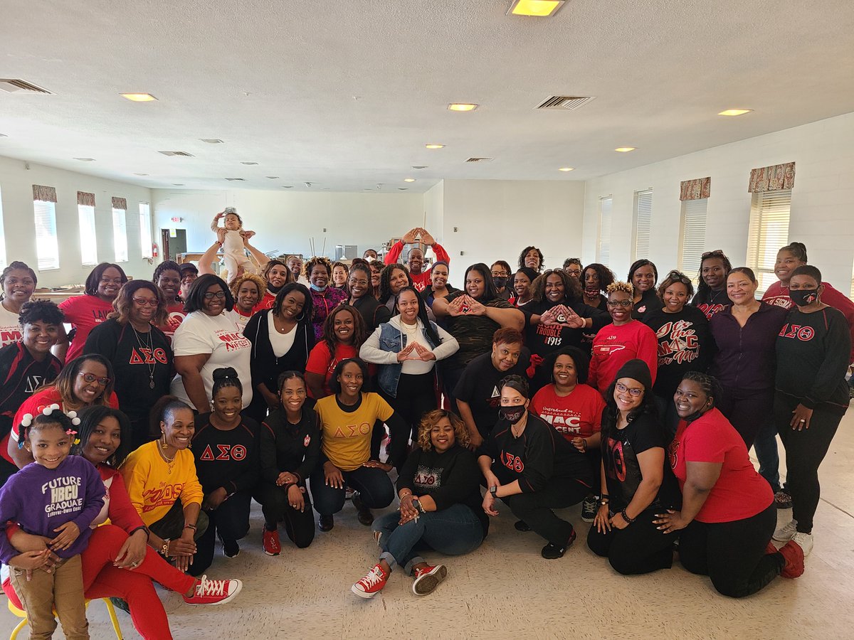 MemphisDST's tweet photo. Sisterhood month just keeps on rolling here in @Memphis Alumnae and yesterday we had a fabulous Saturday becoming Dancing Deltas and strolling together all afternoon. https://t.co/gFzWPhlRUE
