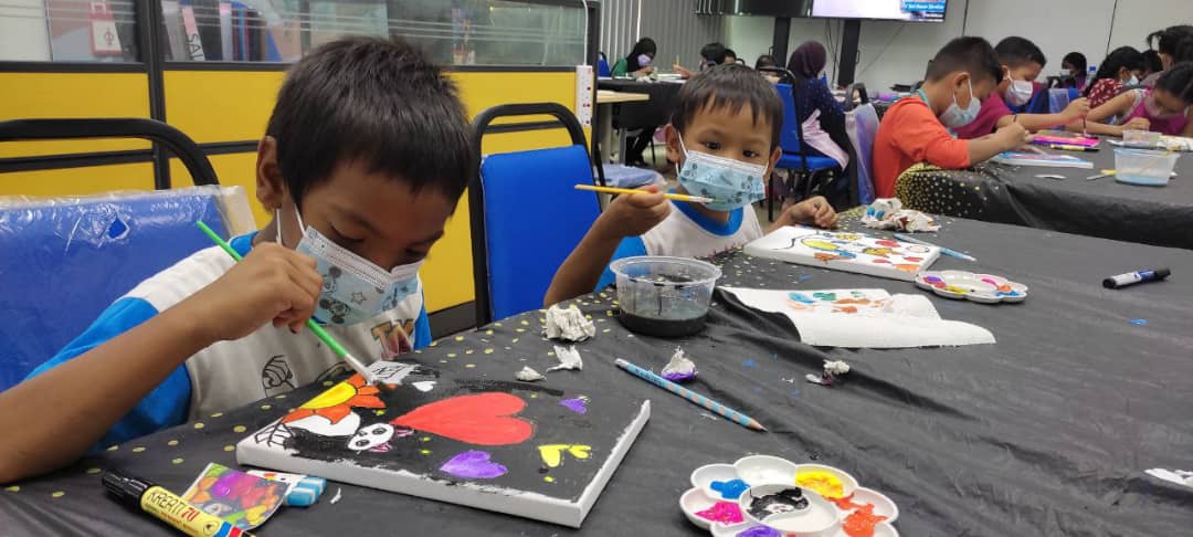 TambunP63's tweet photo. Semalam, 20 Mac 2022 telah berlangsungnya "Art Camp" di Pejabat Parlimen Port Dickson. Seramai 30 orang peserta dari pelajar-pelajar sekolah rendah telah mengambil bahagian dalam program yang dikendalikan oleh Teacher Norhaniza Razali ini.
#ParlimenPD
@anwaribrahim https://t.co/W1HVLgNApT