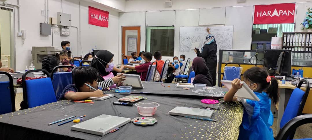 TambunP63's tweet photo. Semalam, 20 Mac 2022 telah berlangsungnya "Art Camp" di Pejabat Parlimen Port Dickson. Seramai 30 orang peserta dari pelajar-pelajar sekolah rendah telah mengambil bahagian dalam program yang dikendalikan oleh Teacher Norhaniza Razali ini.
#ParlimenPD
@anwaribrahim https://t.co/W1HVLgNApT