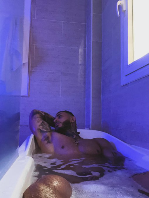 Good night😴   https://t.co/Wy9fRe6Ox2 https://t.co/uzLrbYd8LF