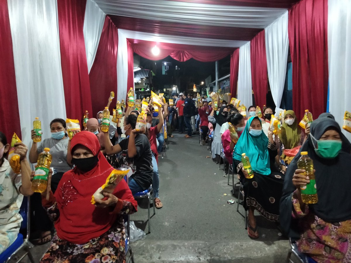 AfniDj17's tweet photo. Setiap warga yang datang mendapatkan 1 Kg gula &amp; 1 liter minyak goreng seharga Rp. 5.000. Memang tidak banyak semoga membantu ditengah mahalnya minyak goreng
NAS
#DemokratPeduliDanBerbagi

@AgusYudhoyono 
@Edhie_Baskoro 
@Andiarief__ 
@OssyDermawan 
@sigitraditya_ 
@RAMujiyono https://t.co/pm1OqhDexs
