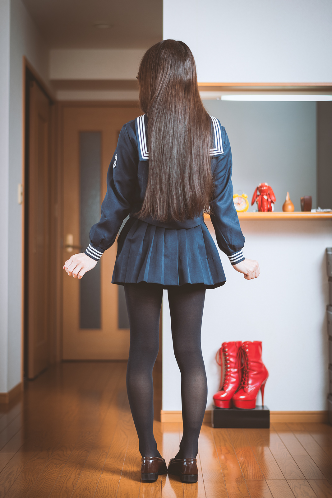 すちうる セーラー服に股下ほぼ0cm丈のミニスカートと黒タイツの組み合わせの写真です 脚のラインと腰まで伸びている地毛が見所です T Co D8myktjzya Twitter