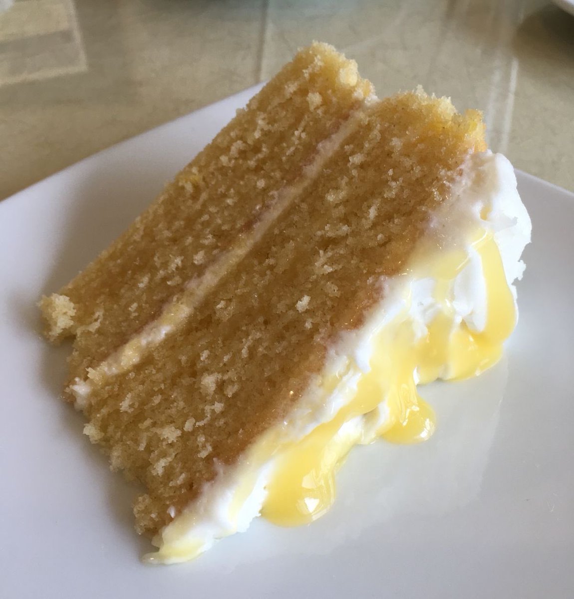 R0seg0ld3's tweet photo. Lemon cake vs mac n cheese https://t.co/niN1KDLFQB