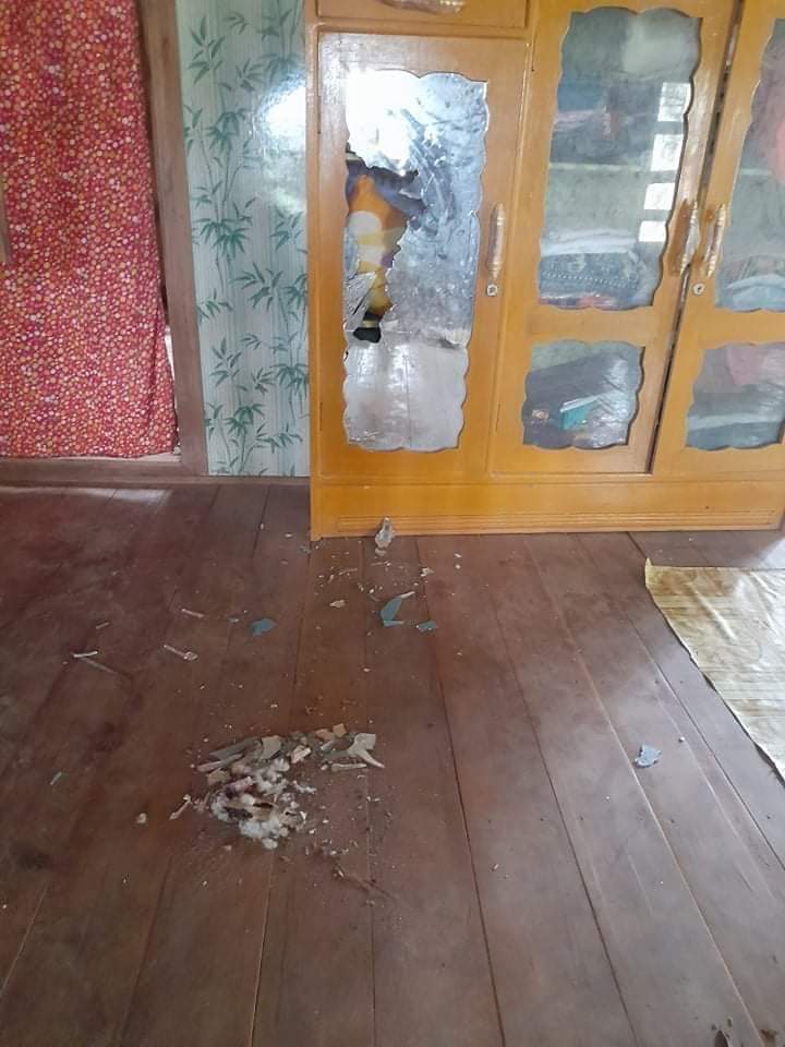 Chanapai247's tweet photo. According to The #Tanintharyi Times, junta terrorists were burglarizing in deserted houses of locals (who have fled due to incessant brawls) in that township and stealing as much as they could. Reportedly, at least 8Lakhs in cash and belongings have been stolen.

#2022Mar21Coup https://t.co/CPDYuijAKI