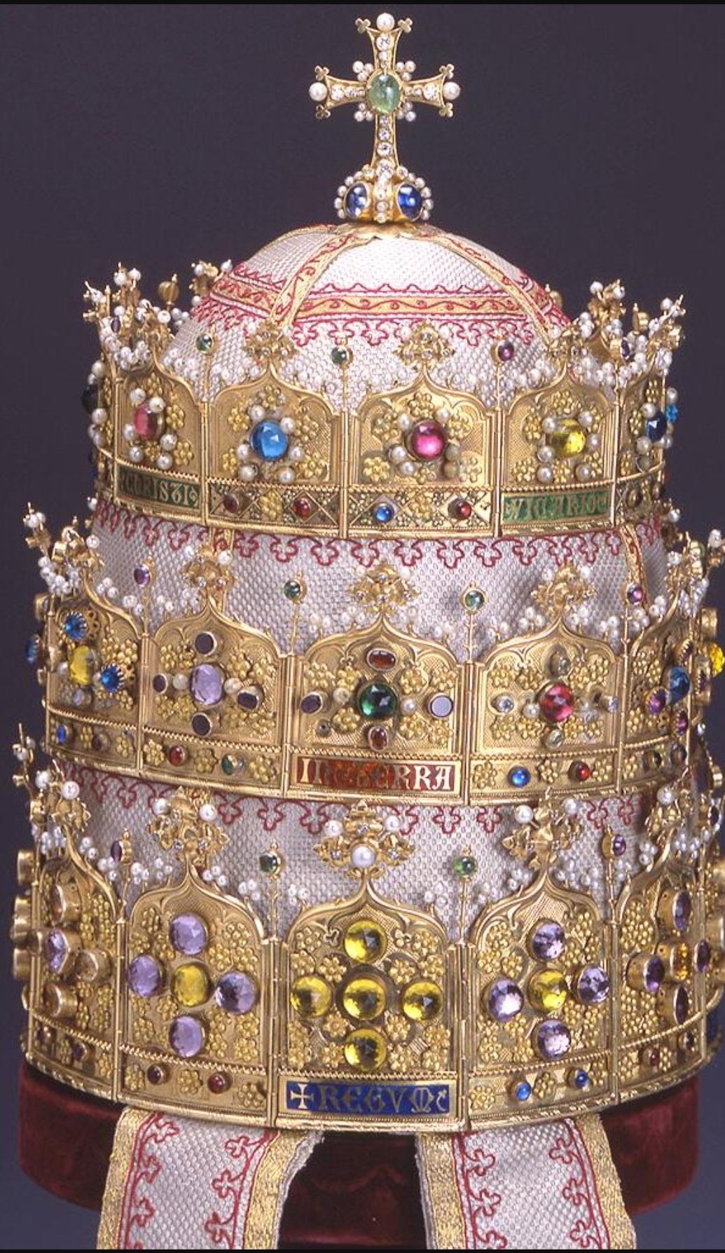 тройная тиара папская. тиара папы римского. папская тиара франциска. папская корона тиара. папская корона тиара.