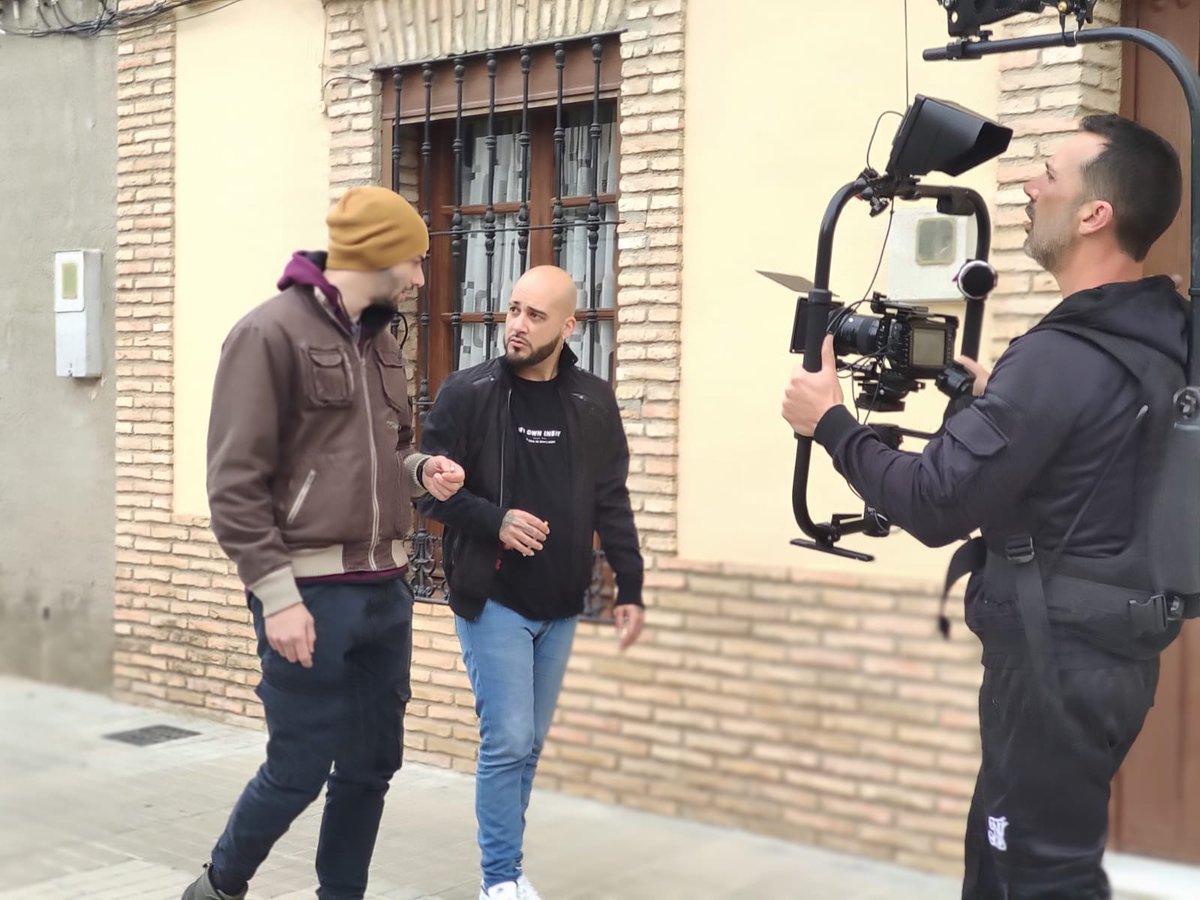 .<a href="/CarlosKavila/">CarlosKavila</a> está grabando el nuevo videoclip de #MiVieja y tú ahí sin saber lo que se viene.
¡B  O  M  B  A  Z  O!

#Lanzamiento #NuevoSingle #22deAbril  #temazo #sorpresas #novedadesmusicales