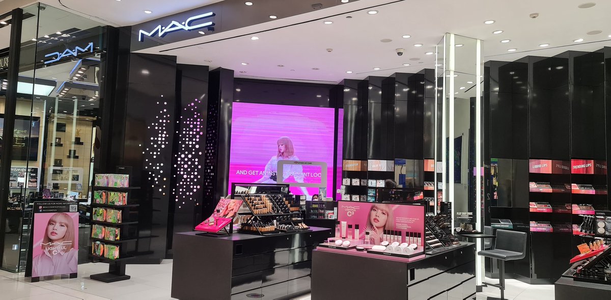 samppsg's tweet photo. This is MAC shop in Emquatier Bangkok.
#LISA #MACloveslisa #LisaxMAC https://t.co/HvO4EzmPSW