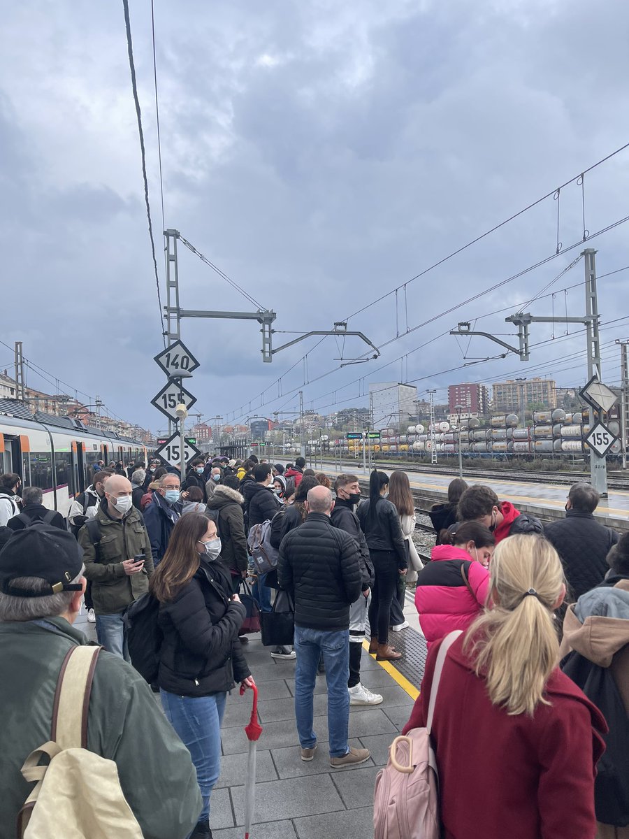 BruArianna's tweet photo. Dilluns de somni a la @rod2nordcat . Ens fan baixar a @granollers  centre, ens envien a un tren de la via 8 de dos pisos i minúscul on no hi cabem i després passa un tren per la via 2 que va petat. És la gimcana que @Renfe ens proposa per anar a treballar. Bona setmana! https://t.co/l8S74Gc884