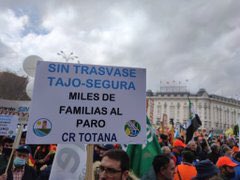 RosaTristan's tweet photo. De verdad que el mundo rural (veo que muy masculino) solo busca caza, toros, trasvases y  quiere ayudas públicas y bajar impuestos? No les molesta la agroindustria, la contaminación, el cambio climático o la pérdida de biodiversidad ? Eso es la mayoría  según #20MRural ? https://t.co/Ji2YNfjClF