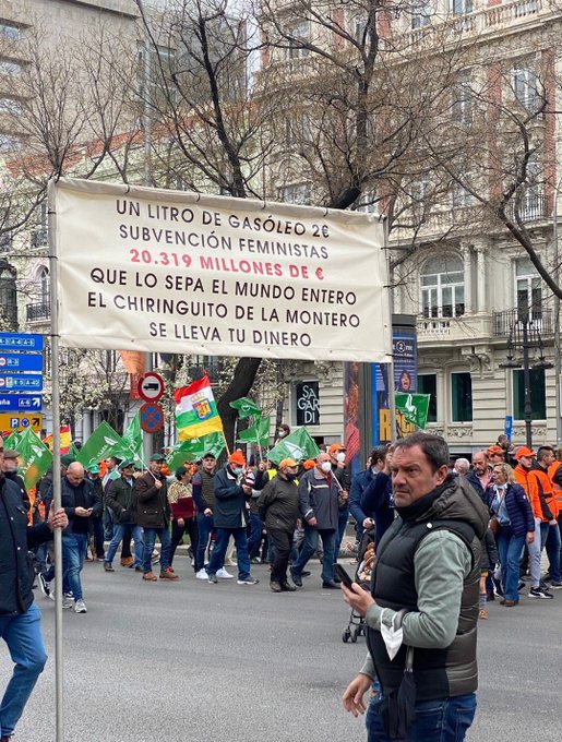 De verdad que el mundo rural (veo que muy masculino) solo busca caza, toros, trasvases y  quiere ayudas públicas y bajar impuestos? No les molesta la agroindustria, la contaminación, el cambio climático o la pérdida de biodiversidad ? Eso es la mayoría  según #20MRural ?