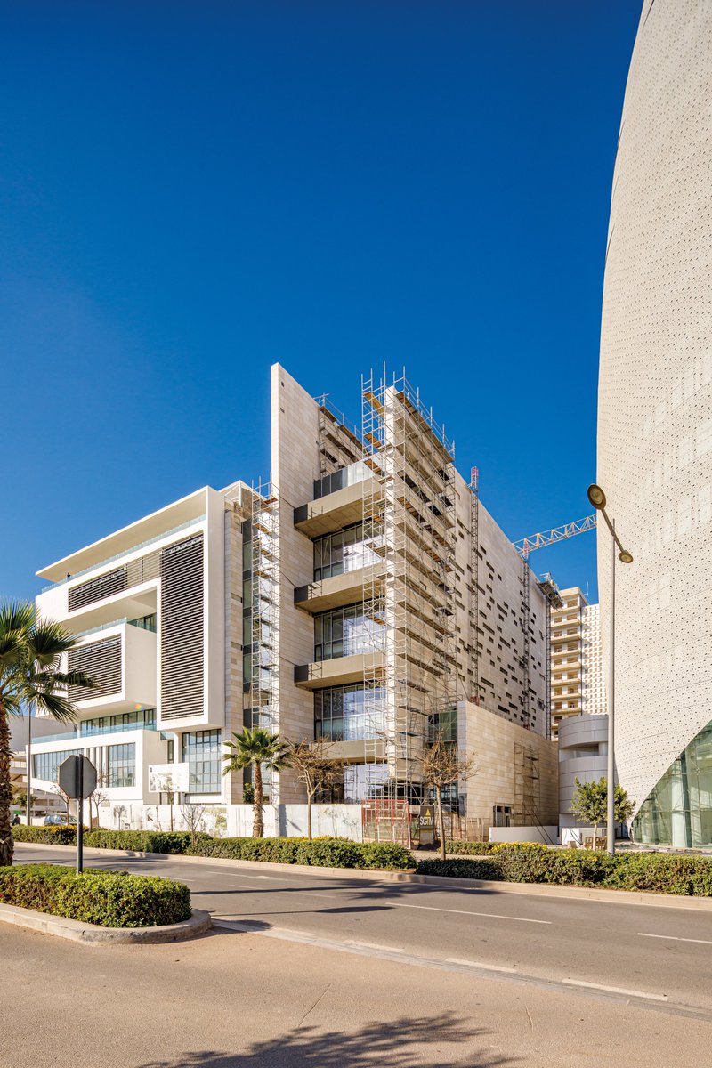 anfa_casa's tweet photo. Le siège de Maroclear en cours de construction au sein du quartier de la place financière à Casa Anfa.
🏢 Un immeuble de bureaux sur 7 étages.
➡️ Une architecture signée Groupe 3 Architectes. https://t.co/ymYboeggFC