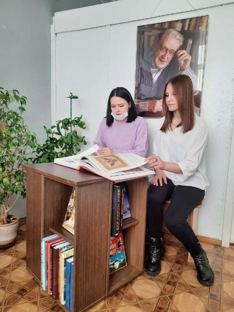 mo_chern's tweet photo. @Tularegion71 Чернской библиотеке передали в дар книги от семьи ученого Вознесенского https://t.co/9UrQeDegXj https://t.co/km3pxvfESc