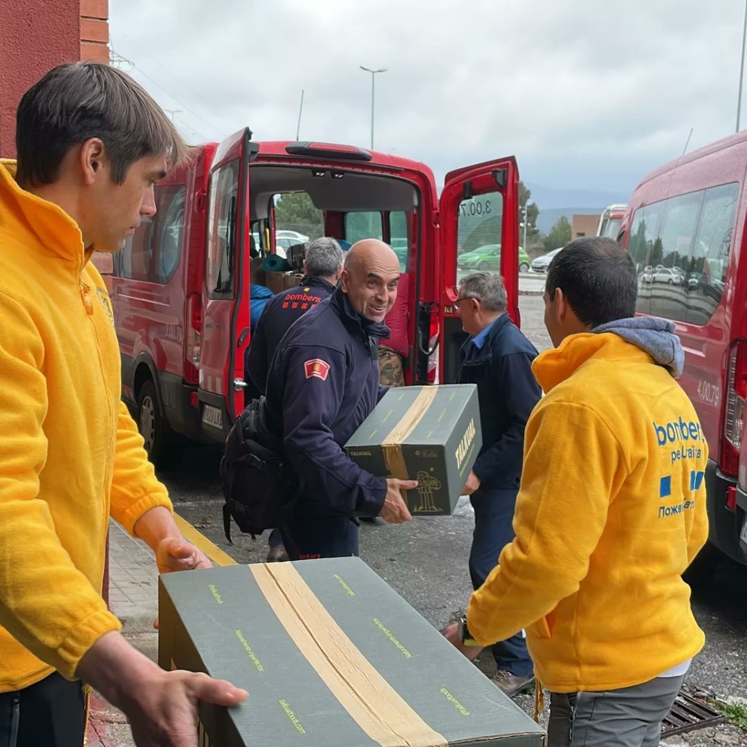 BombersxUcraina's tweet photo. Ja estem carregant material per marxar cap a Ucraïna amb la primer expedició d'ajuda #bombersxucraina Es tracta de material sanitari, menjar, roba d'hivern, medicaments, joguines, etc. que hem recollot gràcies a les donacions d'empreses i particulars. 
Gràcies per la solidaritat! https://t.co/E8HtlSAk6b