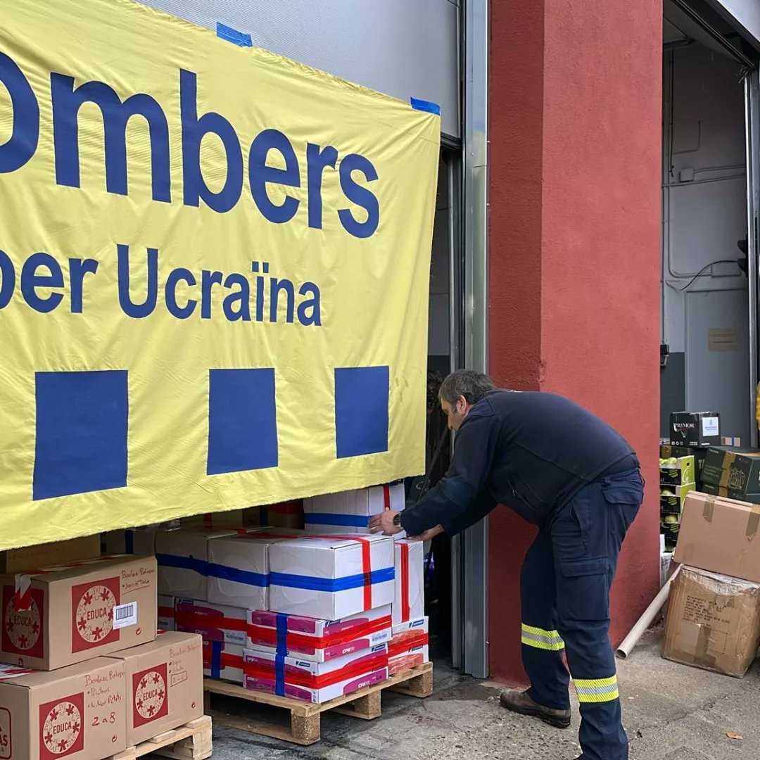 BombersxUcraina's tweet photo. Ja estem carregant material per marxar cap a Ucraïna amb la primer expedició d'ajuda #bombersxucraina Es tracta de material sanitari, menjar, roba d'hivern, medicaments, joguines, etc. que hem recollot gràcies a les donacions d'empreses i particulars. 
Gràcies per la solidaritat! https://t.co/E8HtlSAk6b