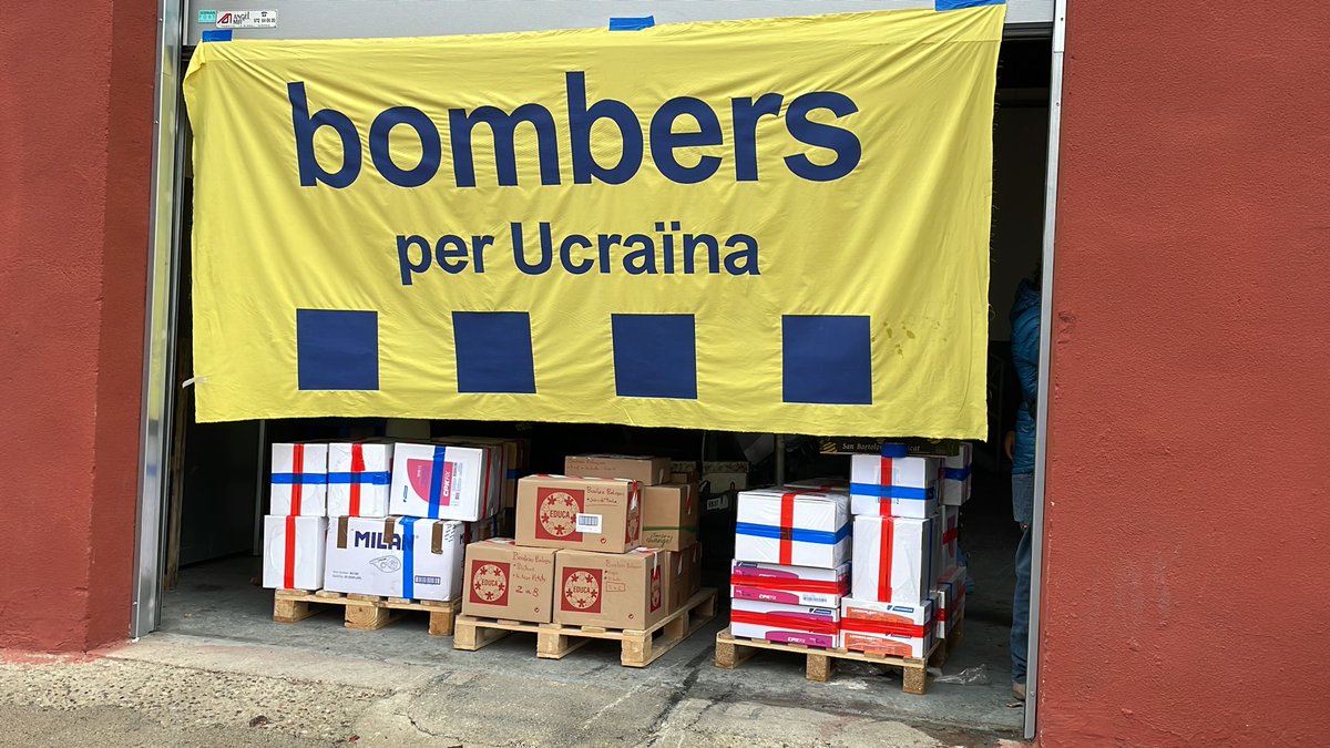 BombersxUcraina's tweet photo. Ja estem carregant material per marxar cap a Ucraïna amb la primer expedició d'ajuda #bombersxucraina Es tracta de material sanitari, menjar, roba d'hivern, medicaments, joguines, etc. que hem recollot gràcies a les donacions d'empreses i particulars. 
Gràcies per la solidaritat! https://t.co/E8HtlSAk6b