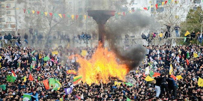 Dehak’lar varsa 
Kawa’lar da var.
Nerde zulüm başlarsa,
orda bir ateş yanar.
#NewrozPirozBe