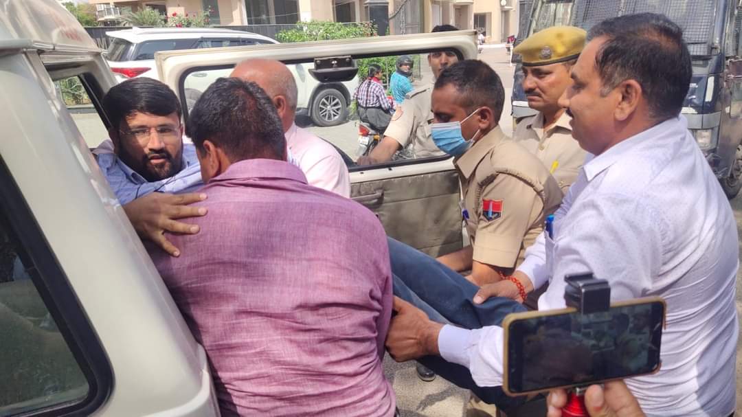 बेरोजगार युवाओं को इस तरह घसीटना मतलब रोज़गार देने की वादाखिलाफी माननीय सी एम साहब पंचायती राज एलडीसी भर्ती 2013 को पूर्ण कराओ उपेन यादव को तवज्जो दो यह इन्सान बैरोजगारो का मसीहा है # पंचायती राज एलडीसी भर्ती <a href="/ashokgehlot51/">Ashok Gehlot</a> <a href="/TheUpenYadav/">Upen Yadav (मोदी का परिवार)</a> <a href="/RajCMO/">CMO Rajasthan</a> <a href="/aajtak/">AajTak</a>