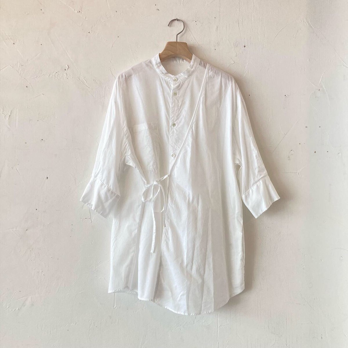 shop_secession's tweet image. 【NEW IN】

ウィメンズ
FIL DE FER
オーバーラップ バンドカラーブラウス

アシンメトリーデザインが特徴の、コットンブラウスが入荷しました。やや薄手で張りのあるヴィンテージコーマローンを使用。7分袖なので夏も活躍する1枚です。

プライス:¥16,500
通販可能です。
送料は無料。
#fildefer