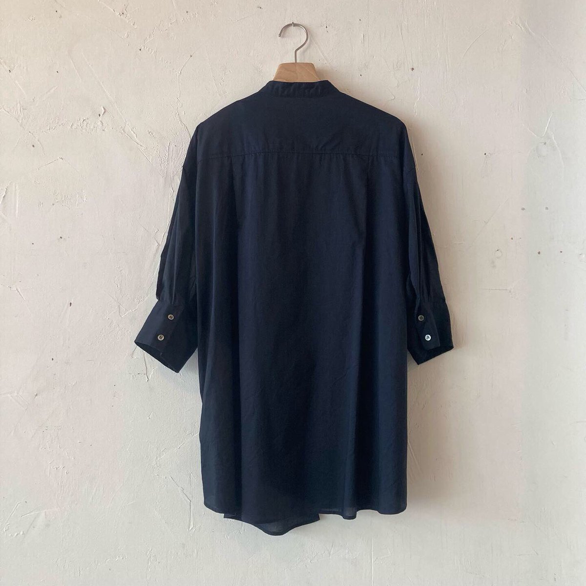 shop_secession's tweet image. 【NEW IN】

ウィメンズ
FIL DE FER
オーバーラップ バンドカラーブラウス

アシンメトリーデザインが特徴の、コットンブラウスが入荷しました。やや薄手で張りのあるヴィンテージコーマローンを使用。7分袖なので夏も活躍する1枚です。

プライス:¥16,500
通販可能です。
送料は無料。
#fildefer