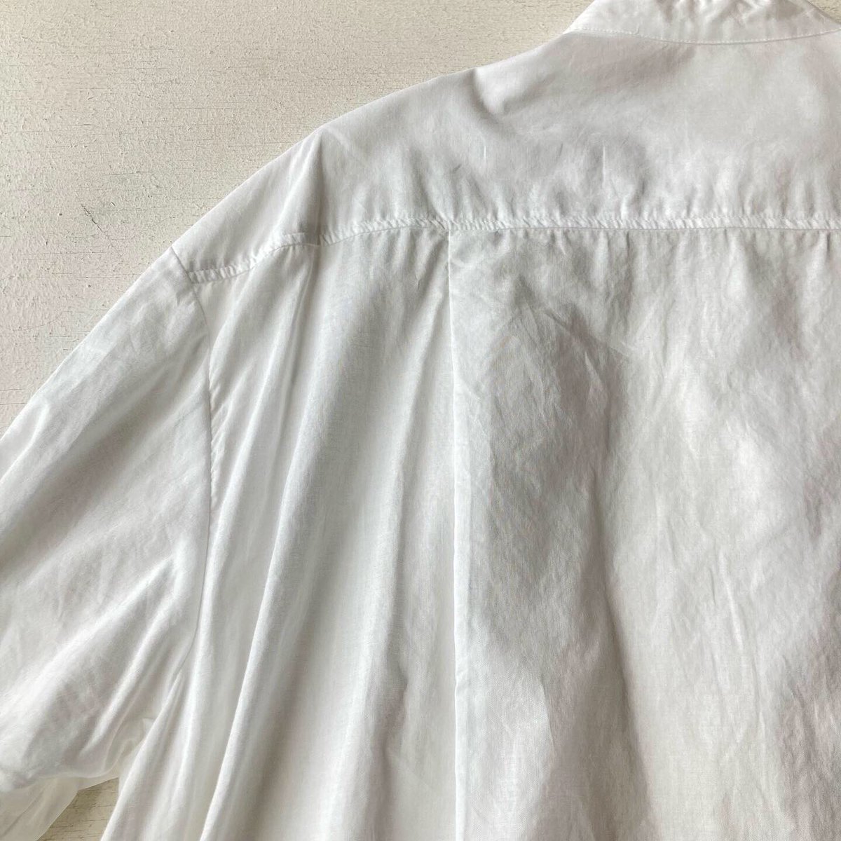 shop_secession's tweet image. 【NEW IN】

ウィメンズ
FIL DE FER
オーバーラップ バンドカラーブラウス

アシンメトリーデザインが特徴の、コットンブラウスが入荷しました。やや薄手で張りのあるヴィンテージコーマローンを使用。7分袖なので夏も活躍する1枚です。

プライス:¥16,500
通販可能です。
送料は無料。
#fildefer