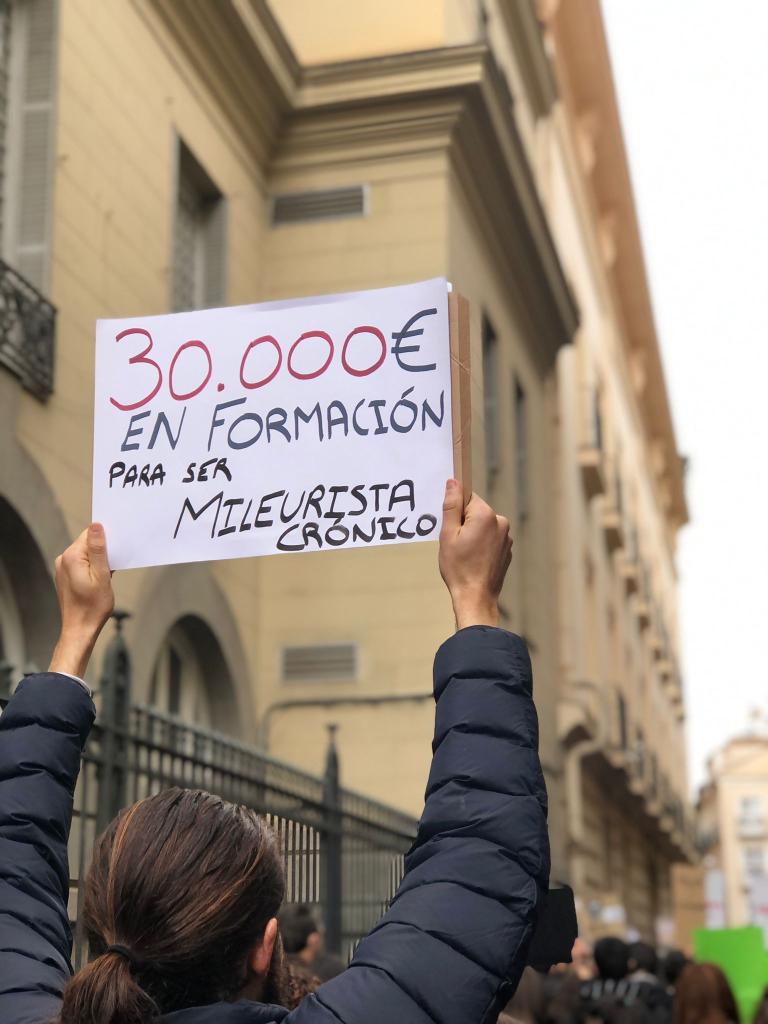 AlexLarrozea's tweet photo. Sigo con resaca emocional, muy orgulloso de lo vivido ayer en Madrid. Después de ver a varios compañeros abandonar la profesión por un futuro desalentador, esta es la manera de expresar el sentimiento de todo un colectivo.
 Gracias! #fisioterapiainvisible https://t.co/znXQg4jSLJ