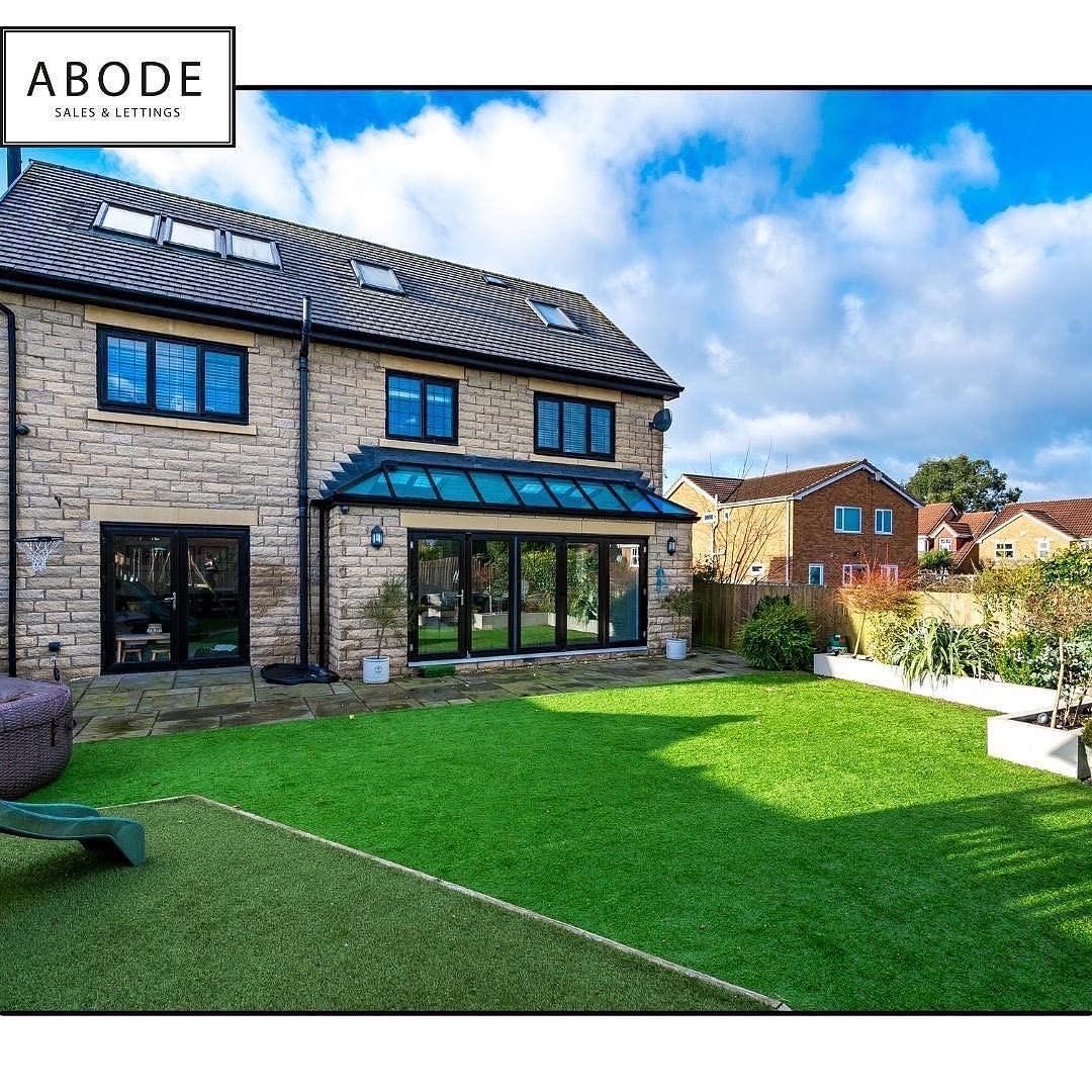 This exceptional home offers fantastic accommodation and displays unmatched craftsmanship throughout with a sophisticated and stylish finish, creating an elegant home which is perfectly suited to modern day family living. facebook.com/29211173416239… #luxuryhomes <a href="/rightmove/">Rightmove</a>