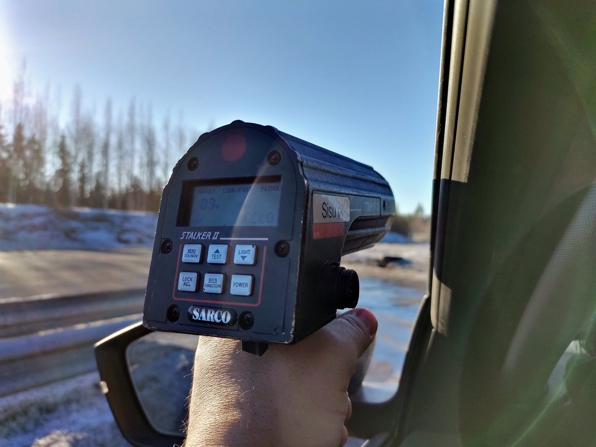 SiSuPoliisi's tweet photo. Moi. Kovien nopeuksien valvontaviikko starttasi. Valvonta on osa Eu:n laajuista Roadpol operaation speed valvontaa. Tässä tunnin aikana on jokunen kuski tehnyt paperitöitä kanssamme. Muutama on siirtynyt kuskista matkustajaksi.
-Hannu, liikenneyksikkö-
#roadpol #operationspeed https://t.co/NoRbgC6SKN