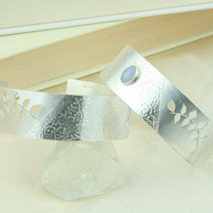 KlaarSmith's tweet photo. I can't wait to show you my #SpringSummer 2022 #Collection. The launch will be a bit later than I hoped, but worth the wait. There will be a range of #necklaces, earrings, rings, and these lovely bangle bracelets. Perfect to celebrate those longer #sunnydays ahead. https://t.co/xls2FQCfqH
