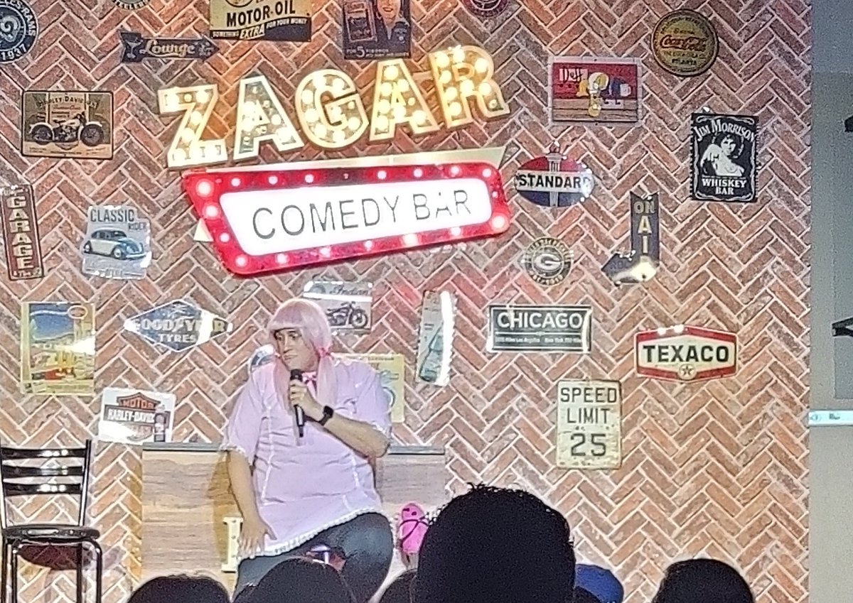 santiago4kd's tweet photo. Primer acto y 'Juanita bipolar' rompiéndola 🤣🤣🤣...
@LordMarcoPolo en acción en #ZagarComedyBar https://t.co/Wk9FNXBlal