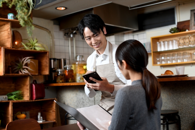 i36affoku's tweet photo. 「カフェ」と「喫茶店」の違いは？

アルコール類がメニューに含まれている場合は「カフェ」です。
カフェは、「飲食店営業許可」、喫茶店は、「喫茶店営業許可」が必要です。
ただし、「飲食店営業許可」を得て、「喫茶店」と名付けるのも可能です。 https://t.co/WzqDEVy3iC