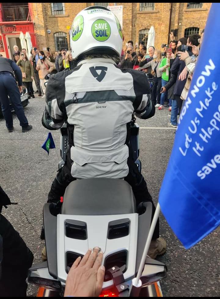 ananya_k's tweet photo. And he begins his journey for #SaveSoil #ConsciousPlanet  today to make sure his msg reaches to as many people around the world. 
@SadhguruJV we wish you well and we know you will do it. Waiting for you to be back with your goal achieved🙏🏼
Let's make it happen! https://t.co/LCXabE3Z4J