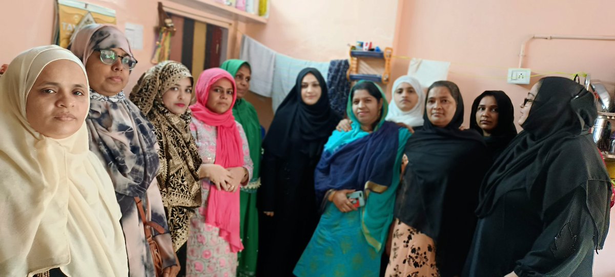 farzanaskmim's tweet photo. AIMIM पश्चिम जिला कार्यकारी अध्यक्ष फरज़ाना काज़ी और उनकी महिला टीम में की मौजूदगी में सकीना सिद्दीकी का जन्म दिवस मनया। https://t.co/IXnVt6IyDW