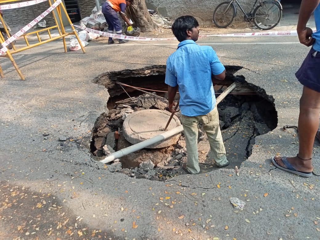 ArasuMalar5's tweet image. arasumalar.com/12261/

ஸ்கூல் வாசலில் திடீர் பள்ளம் வீராசாமி தெரு